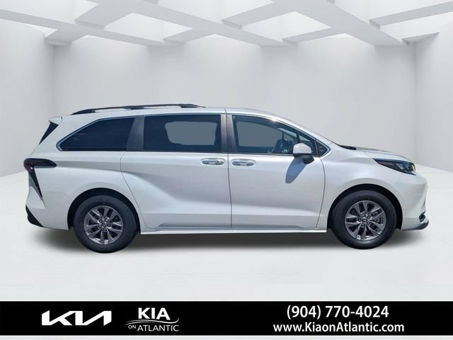 Used 2024 Toyota Sienna XLE FWD image 2