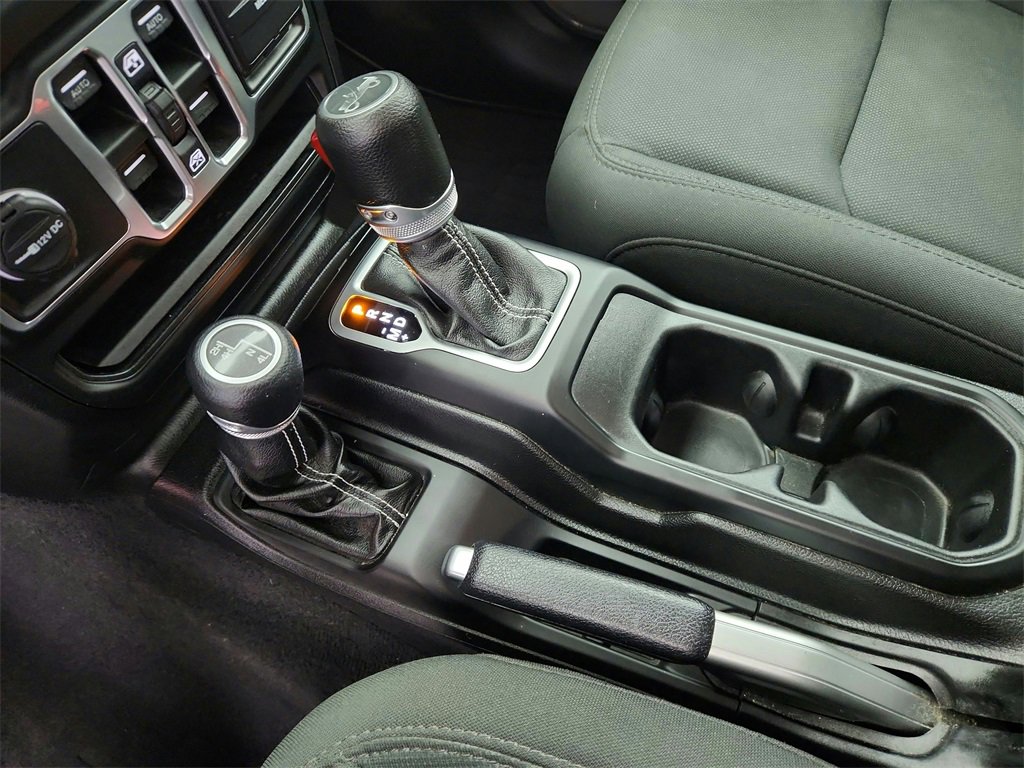 Used 2018 Jeep Wrangler Unlimited Sahara w/ Uconnect 4C Nav & Sound Group image 15