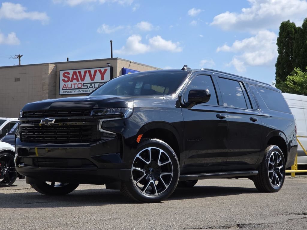 Used 2023 Chevrolet Suburban RST AWD/4WD image 2