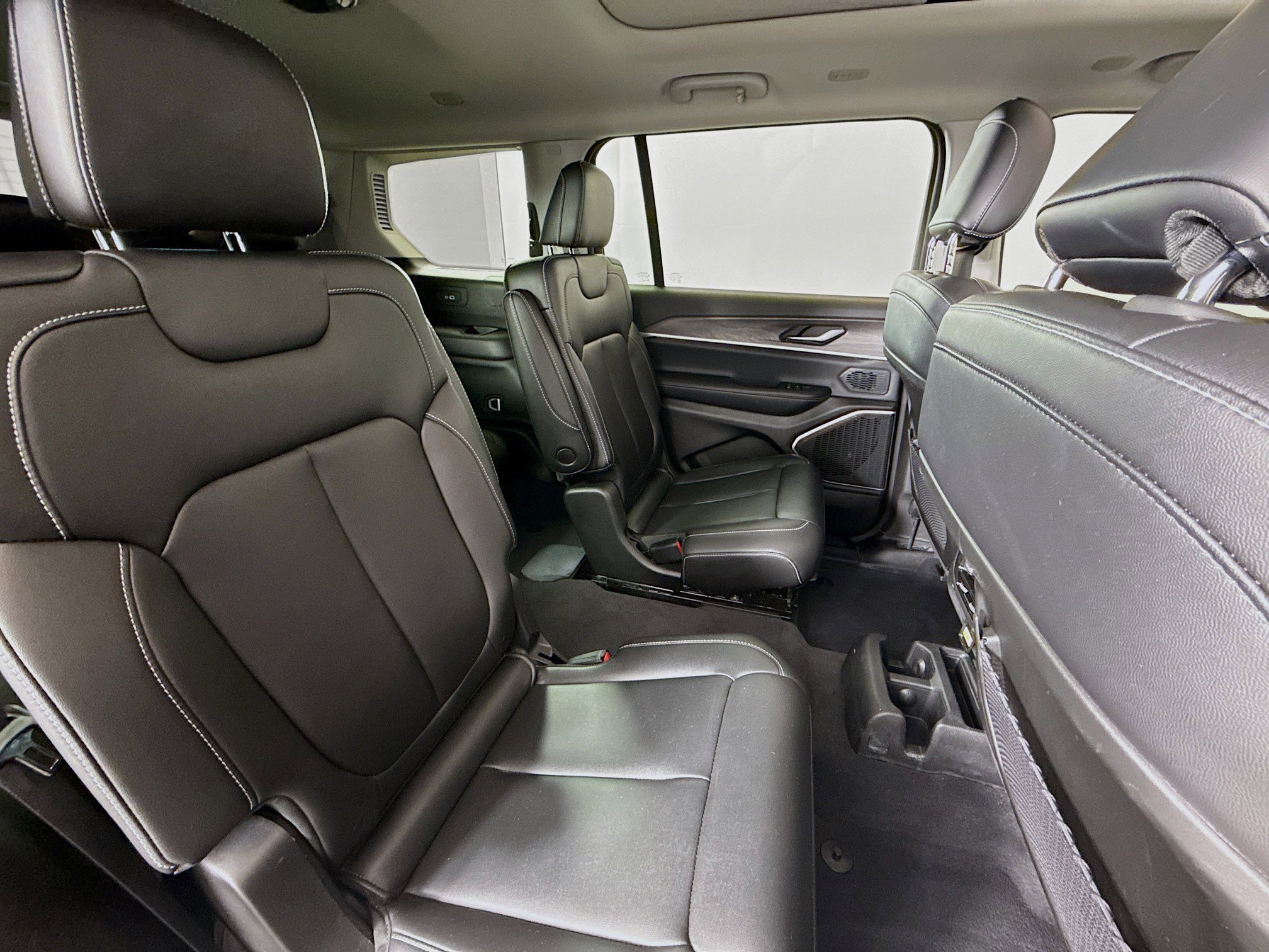 Used 2023 Jeep Grand Cherokee L Limited image 29