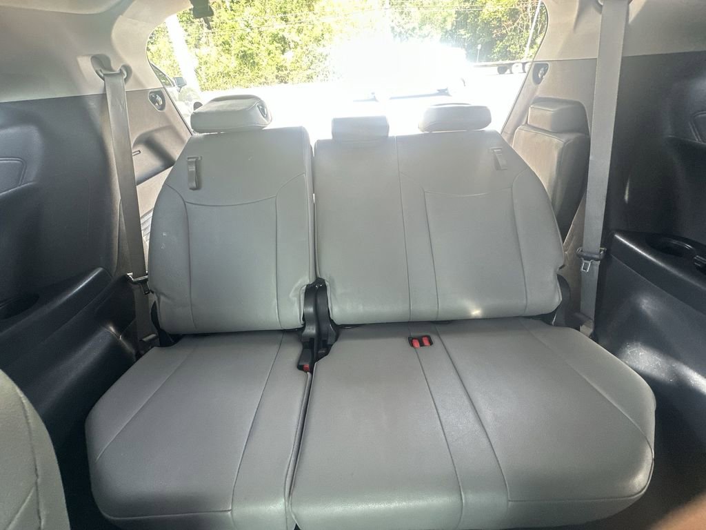 Used 2025 Toyota Sienna XLE FWD image 31
