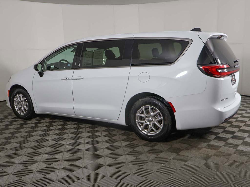 Used 2024 Chrysler Pacifica Touring-L image 11