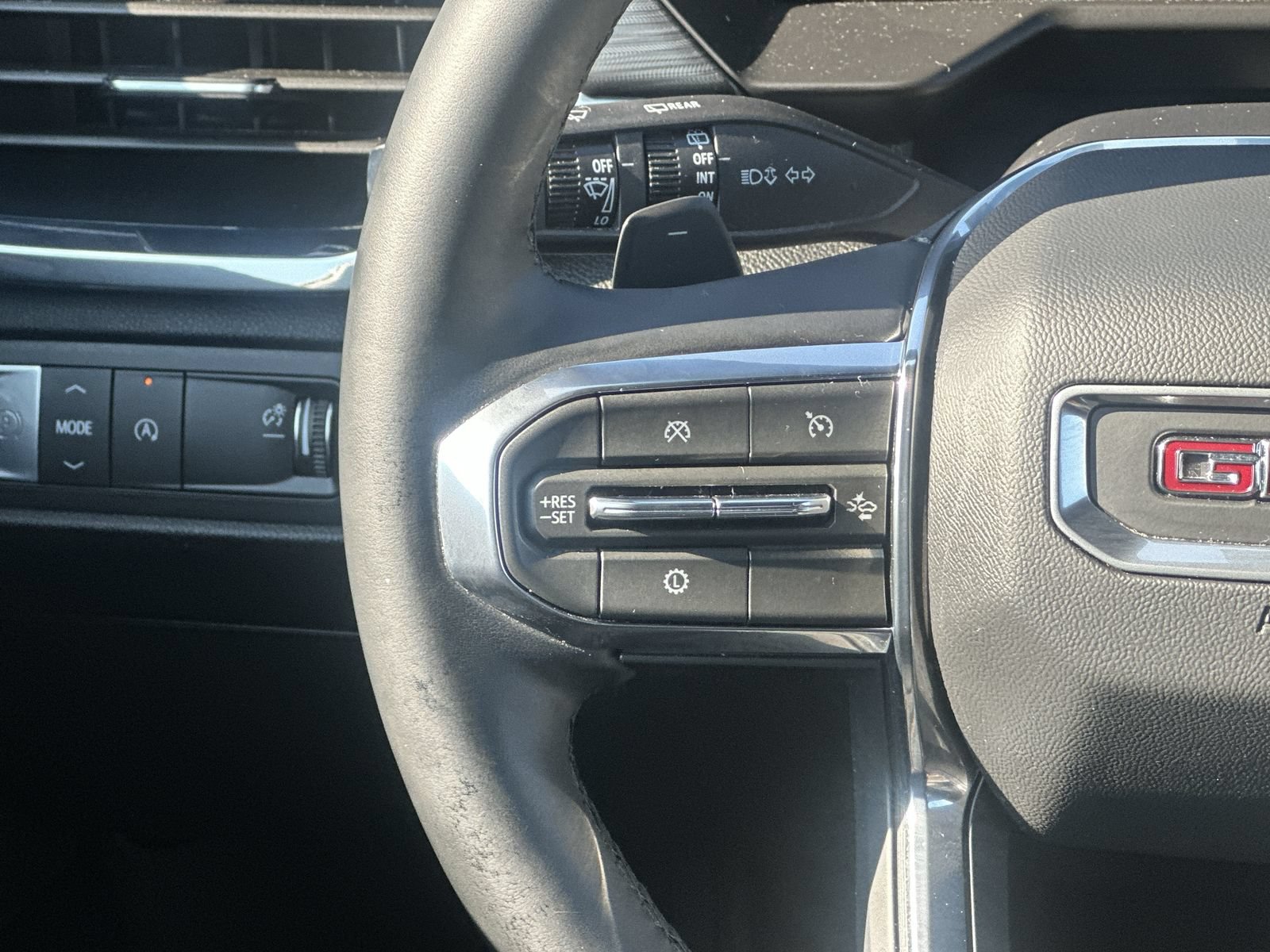Used 2026 GMC Acadia Elevation w/ Elevation Premium Package FWD image 20
