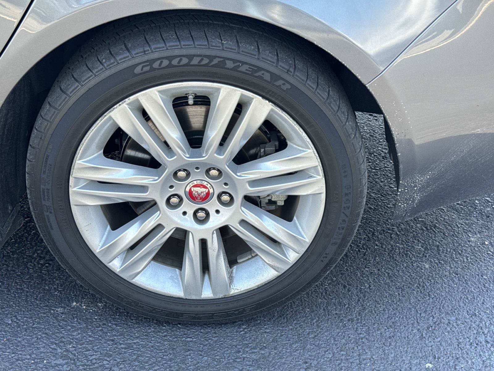 Used 2017 Jaguar XF Premium RWD image 3