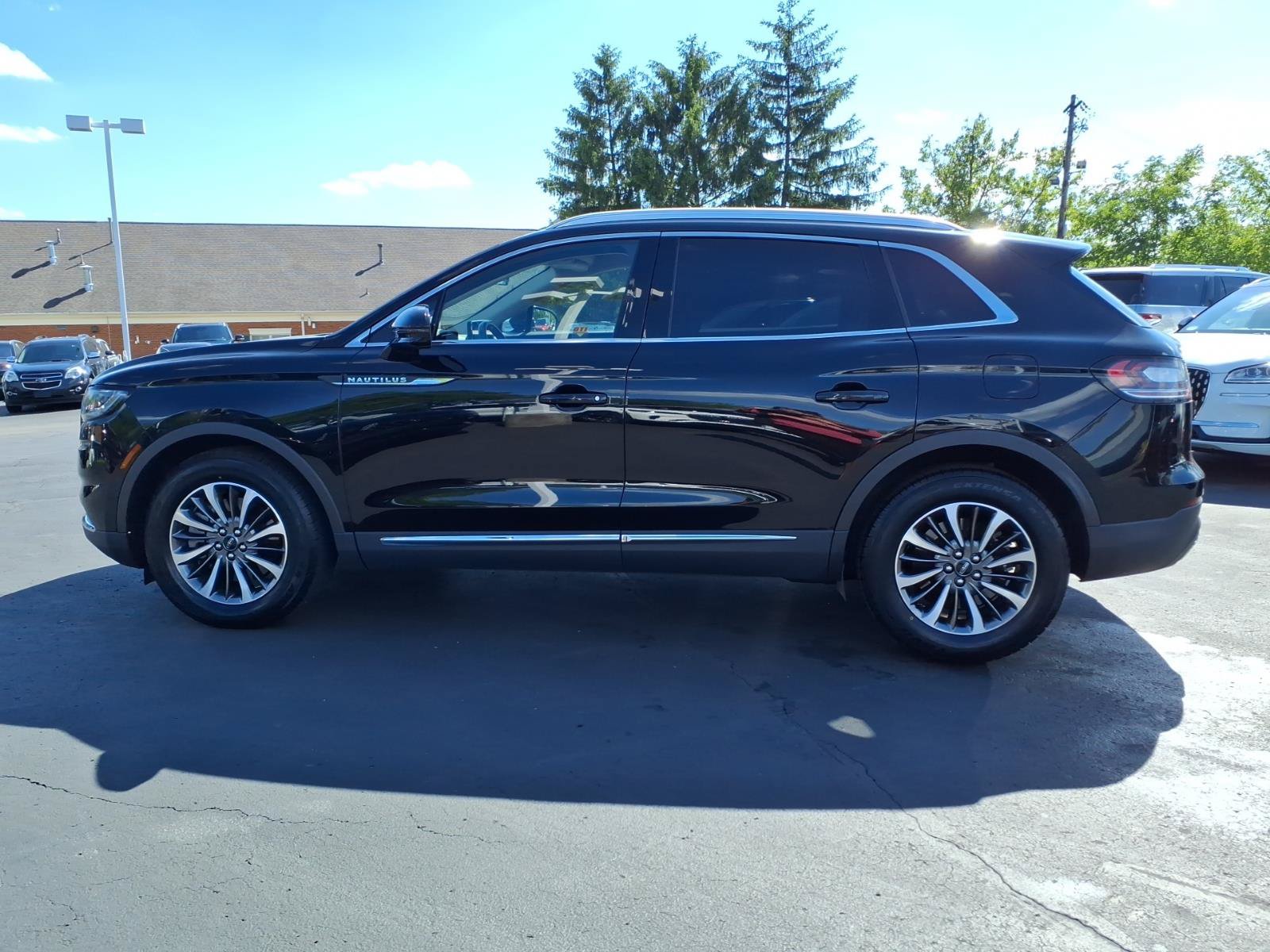 Certified 2023 Lincoln Nautilus AWD w/ Premium Package image 4