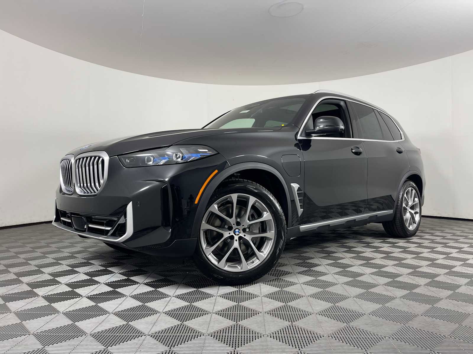 New 2026 BMW X5 xDrive50e image 1