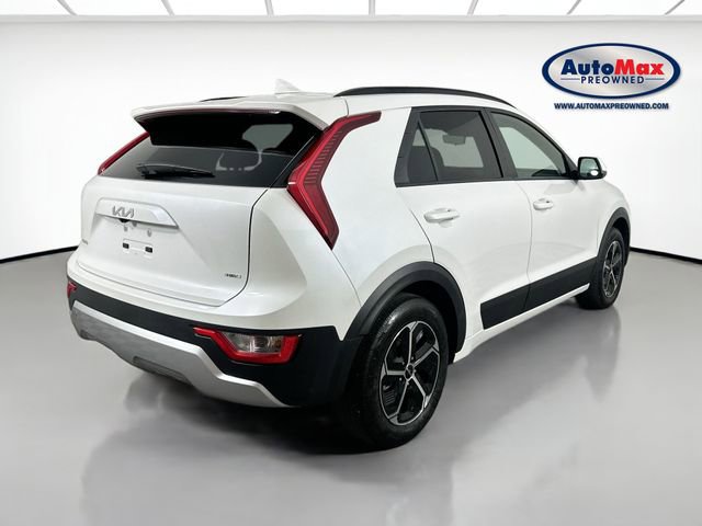 Used 2023 Kia Niro LX image 2