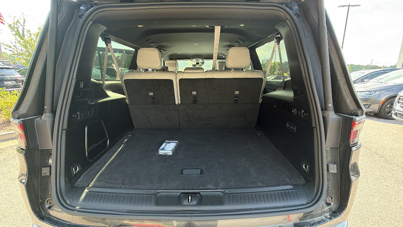 Used 2025 Jeep Wagoneer L 4WD image 13