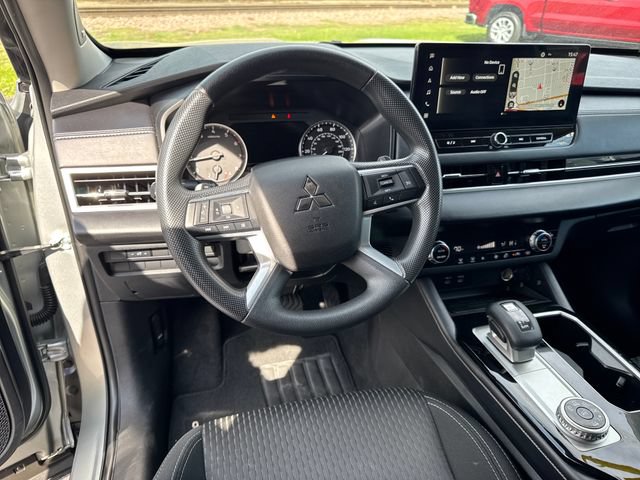 Used 2025 Mitsubishi Outlander ES AWD/4WD image 14
