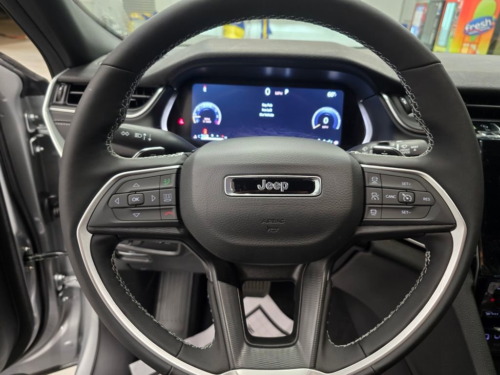 New 2025 Jeep Grand Cherokee Laredo w/ Luxury Tech Group I RWD image 16