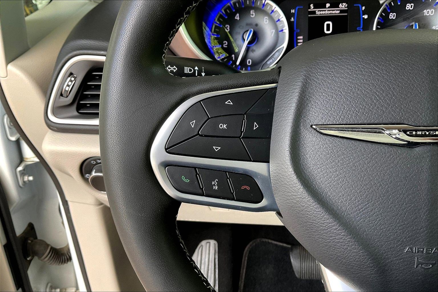 Used 2023 Chrysler Voyager LX FWD image 10