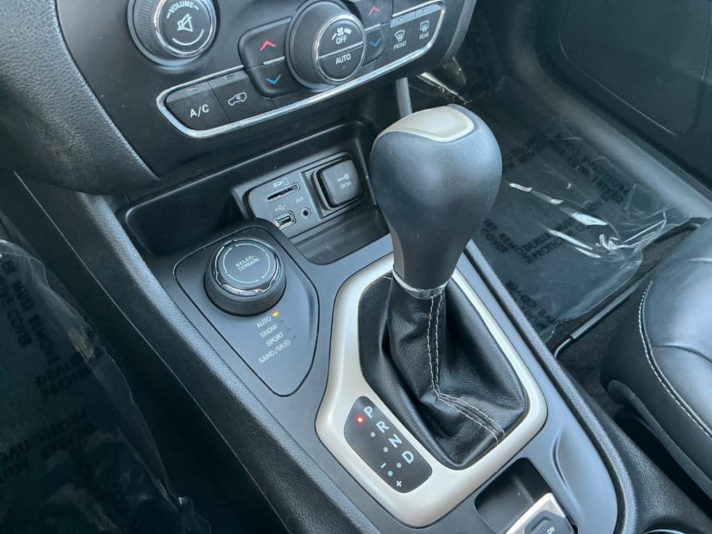 Used 2017 Jeep Cherokee Limited image 23