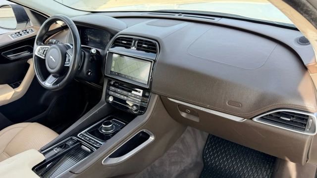 Used 2019 Jaguar F-PACE Prestige image 18