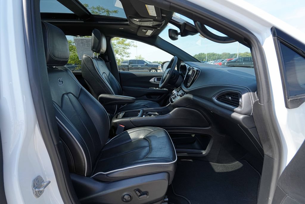 Used 2025 Chrysler Pacifica Limited FWD image 21