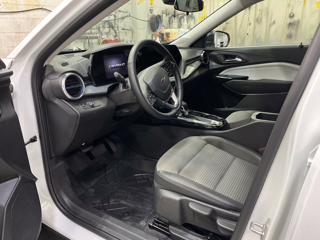 Used 2026 Chevrolet Trax LT w/ Midnight Edition FWD image 11
