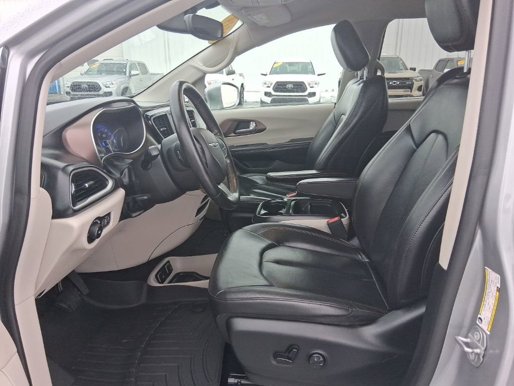 Used 2019 Chrysler Pacifica Touring-L image 15
