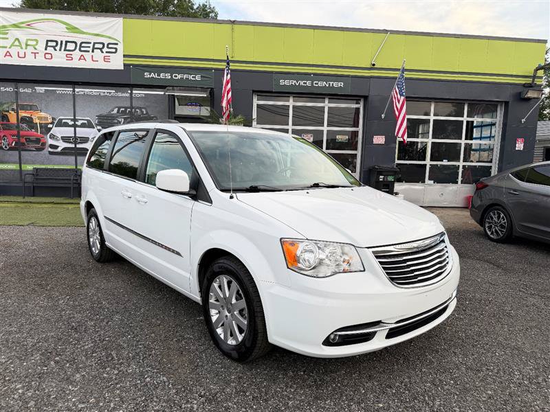 Used 2016 Chrysler Town & Country Touring FWD image 3