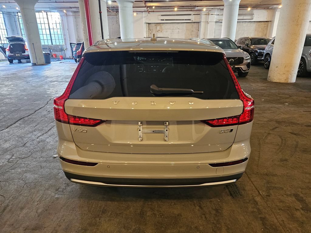 Certified 2025 Volvo V60 B5 Cross Country Ultra AWD/4WD image 3