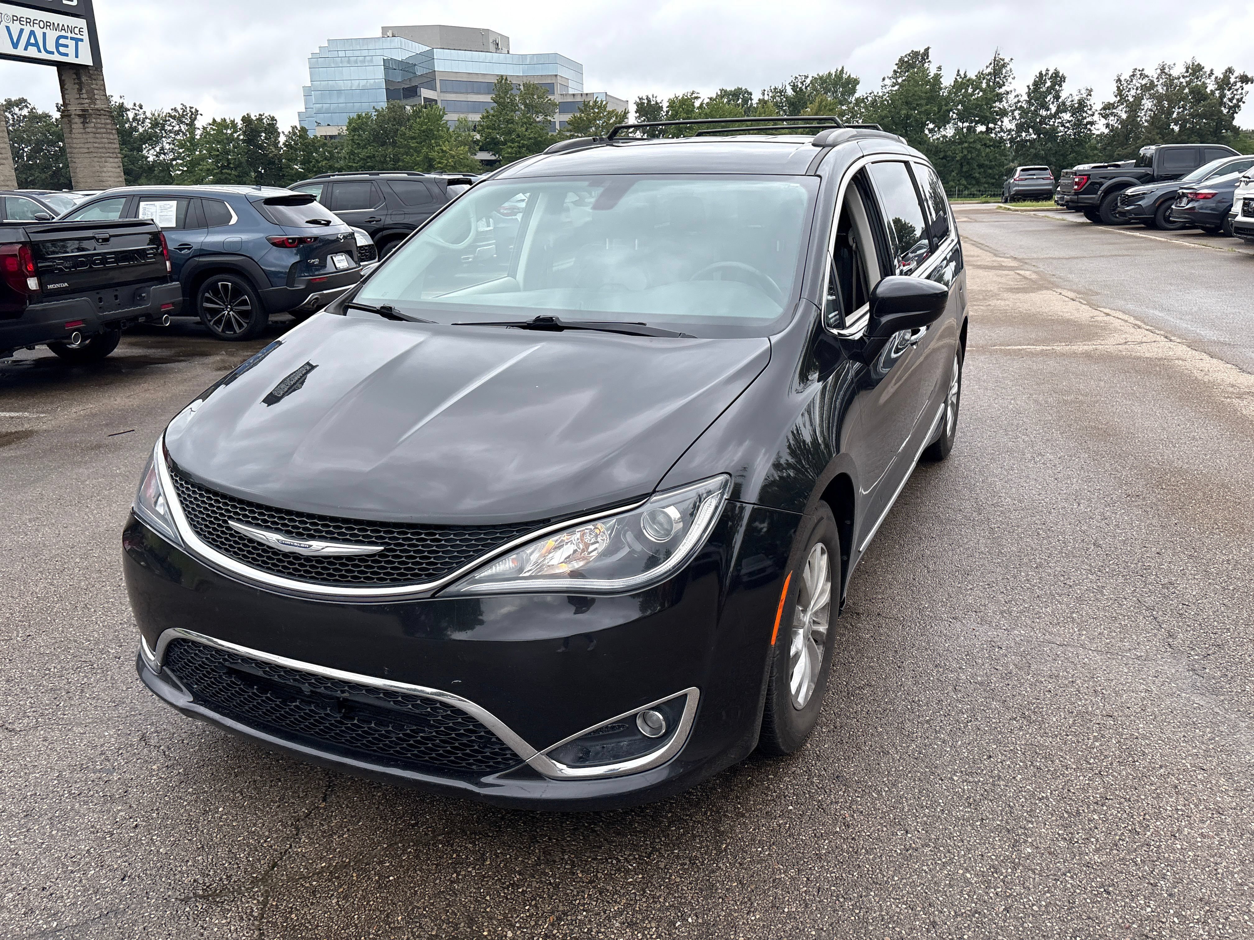 Used 2017 Chrysler Pacifica Touring-L FWD image 15