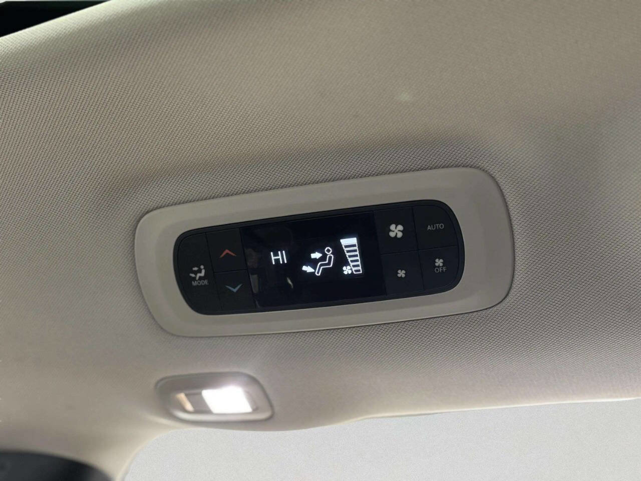 Used 2017 Chrysler Pacifica Limited image 37