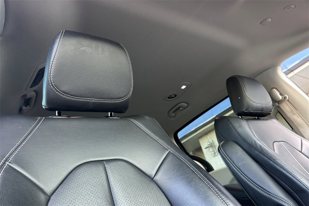 Used 2022 Chrysler Pacifica Touring-L image 15