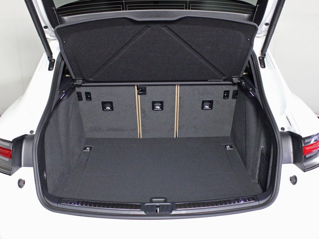 Certified 2025 Porsche Macan image 13