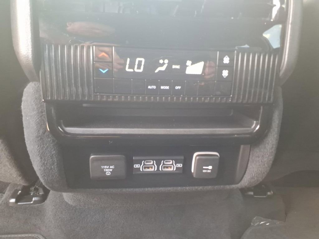 Used 2024 Jeep Wagoneer L Series II image 15