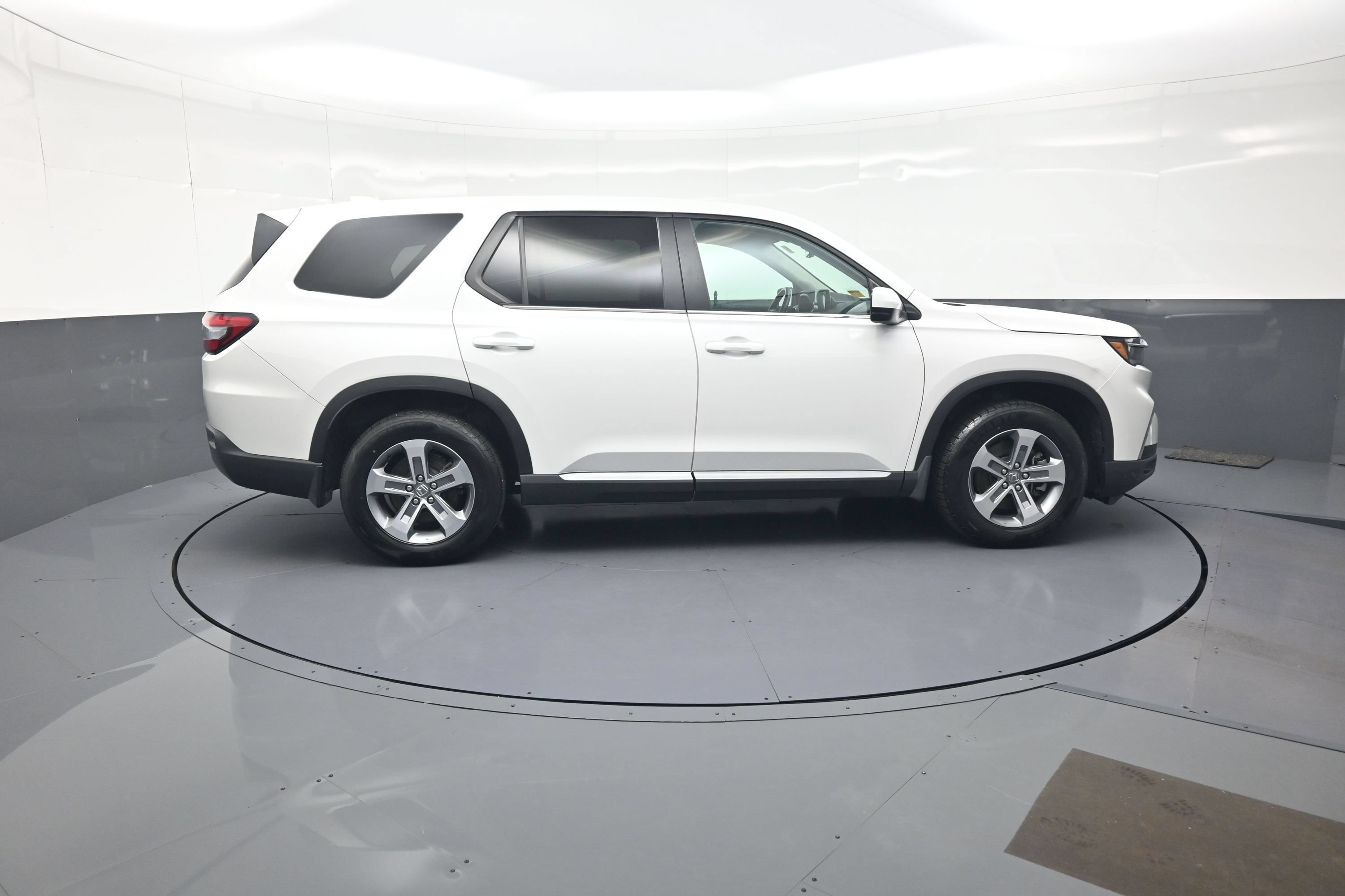 Used 2023 Honda Pilot EX-L image 2