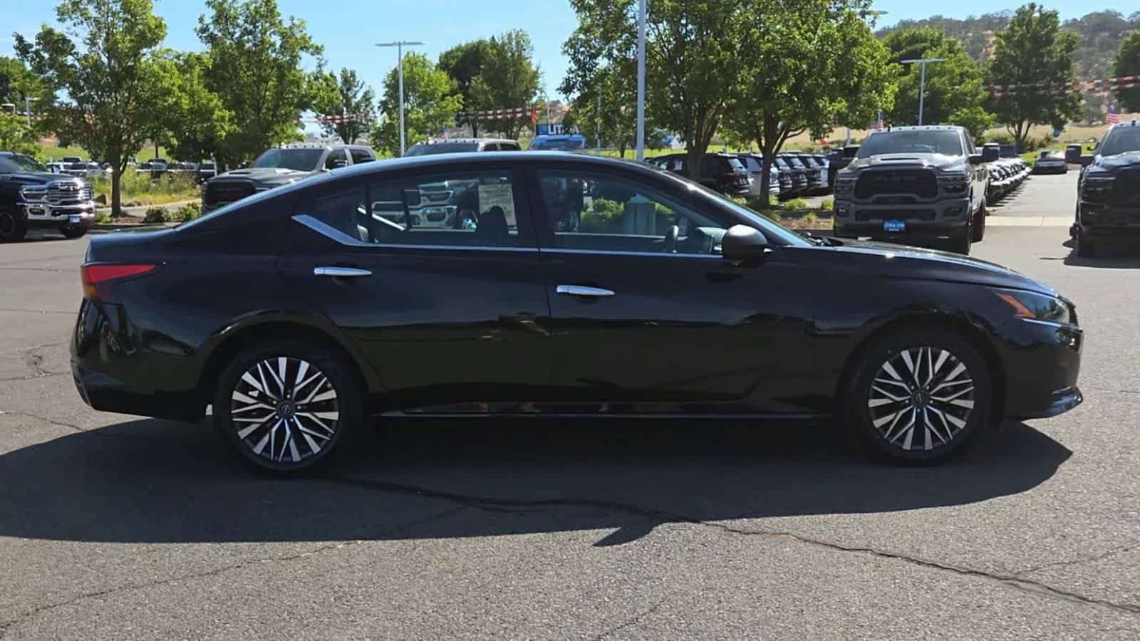 Used 2025 Nissan Altima 2.5 SV FWD image 9