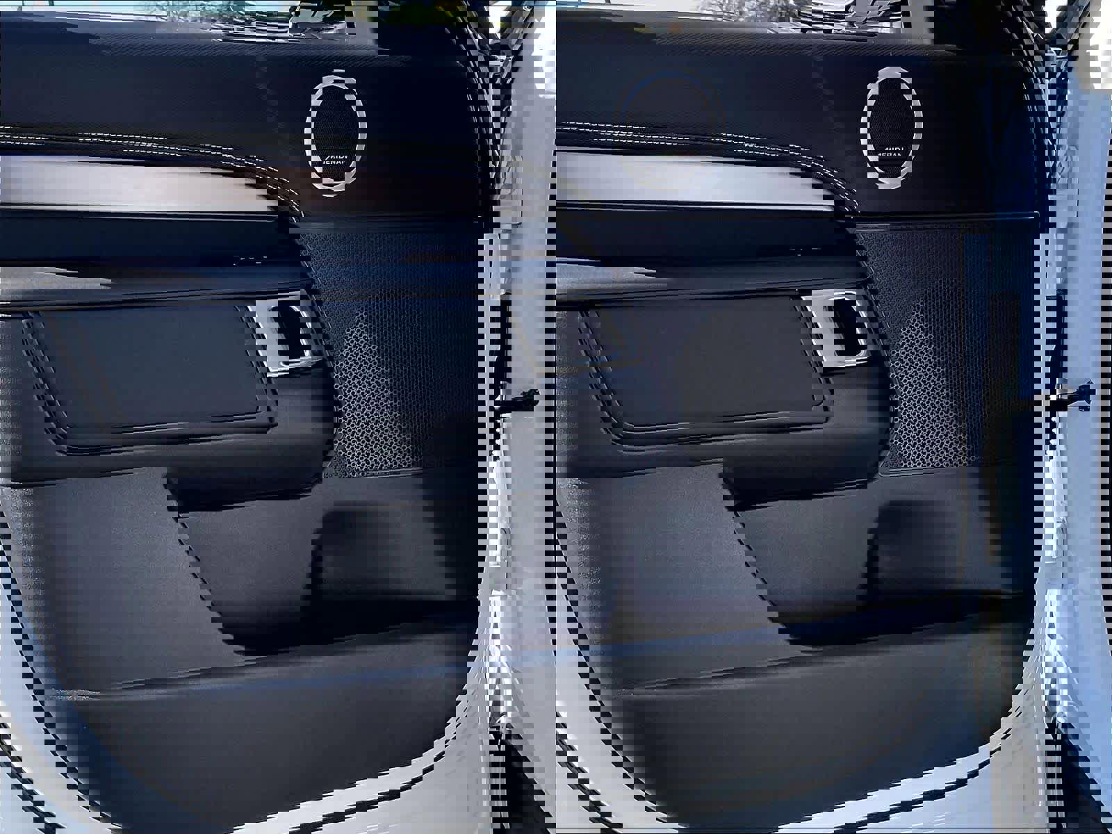 Used 2025 Land Rover Discovery Dynamic SE image 24