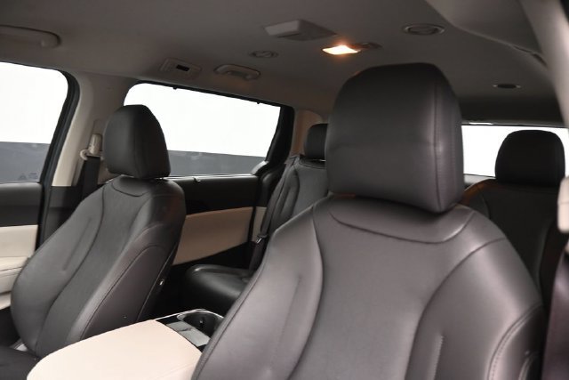 Used 2024 Kia Carnival EX FWD image 27