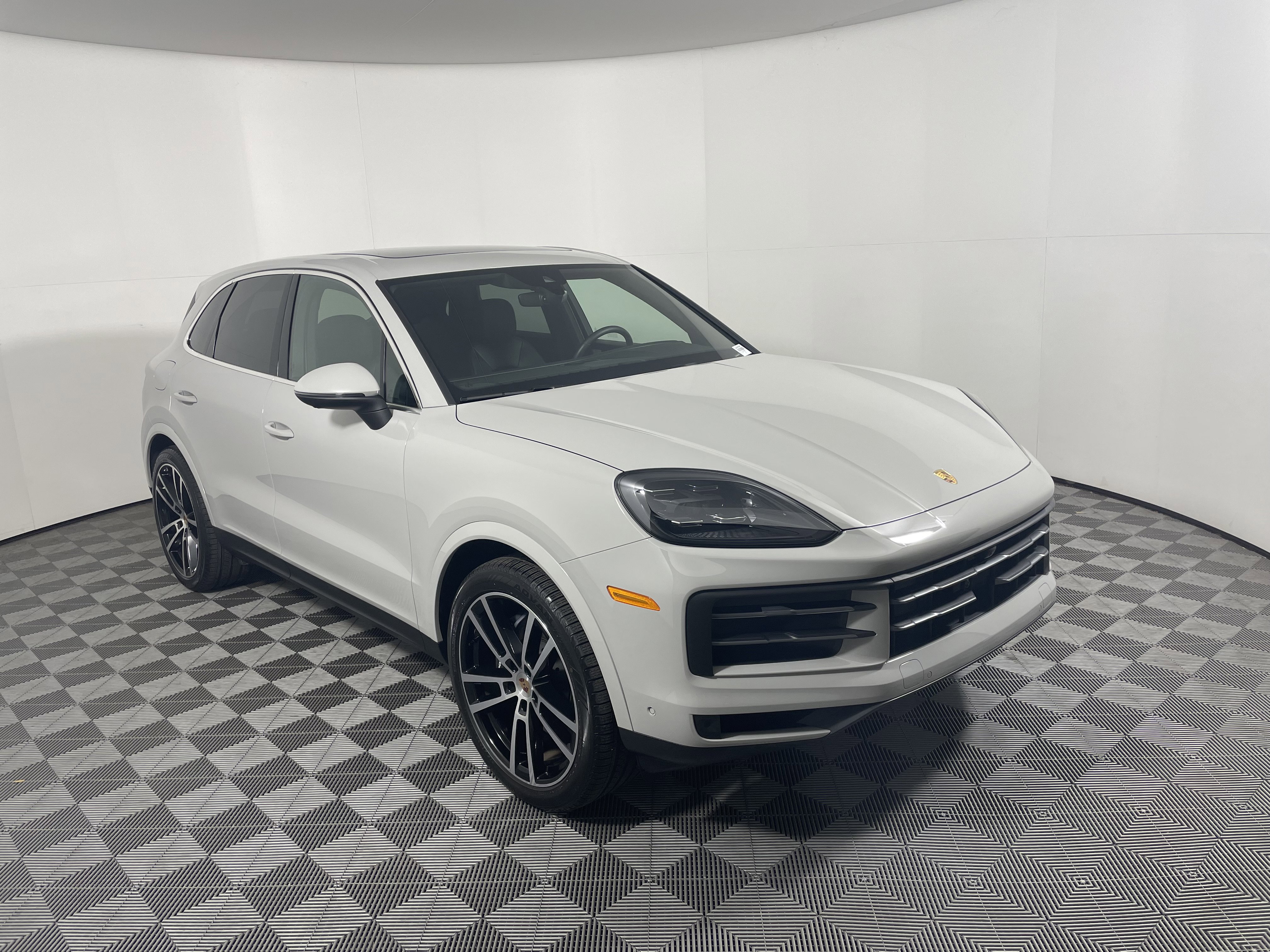 Used 2025 Porsche Cayenne image 9