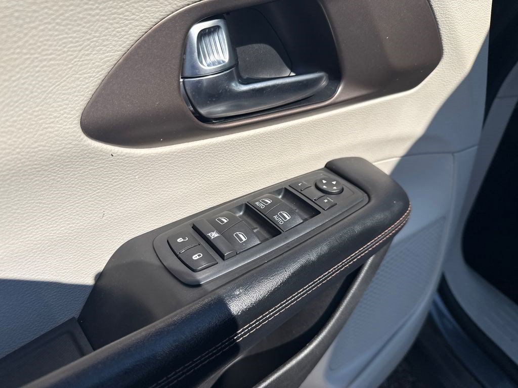 Used 2019 Chrysler Pacifica Touring Plus w/ Tire & Wheel Group FWD image 19