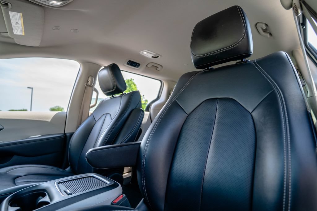 Used 2024 Chrysler Pacifica Touring-L FWD image 5