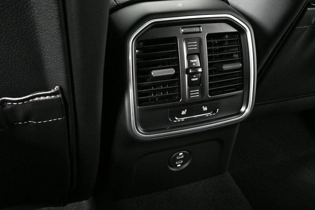Certified 2026 Porsche Macan AWD/4WD image 21
