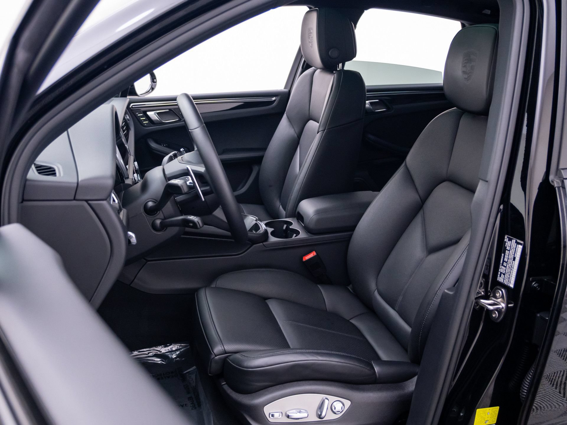 Certified 2025 Porsche Macan AWD/4WD image 5