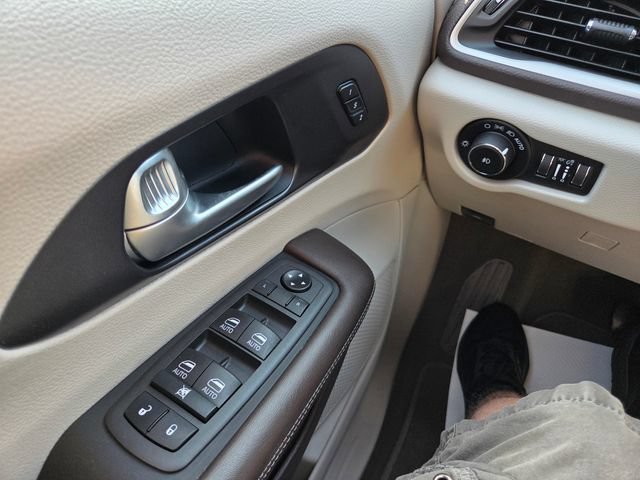 Used 2021 Chrysler Pacifica Touring-L w/ Uconnect Theater Family Group AWD/4WD image 28