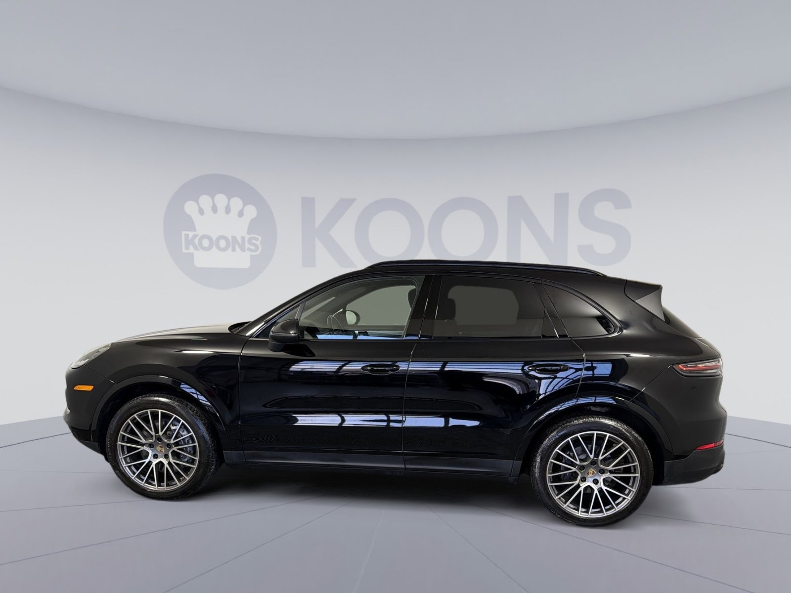 Used 2023 Porsche Cayenne Platinum Edition image 2