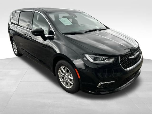 Used 2026 Chrysler Pacifica Select FWD image 3
