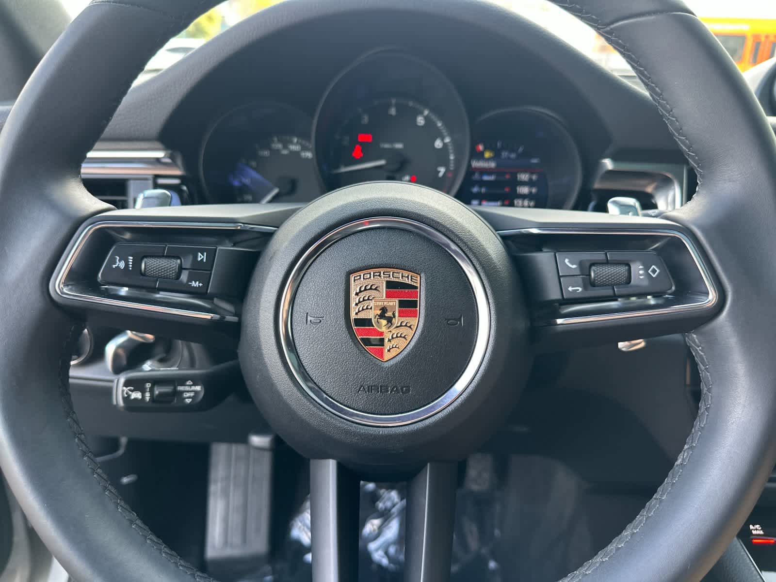 Certified 2025 Porsche Macan AWD/4WD image 25