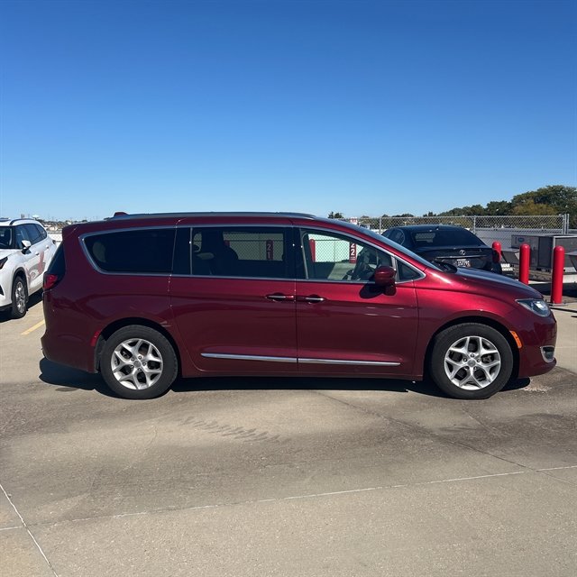 Used 2018 Chrysler Pacifica Touring-L Plus image 3