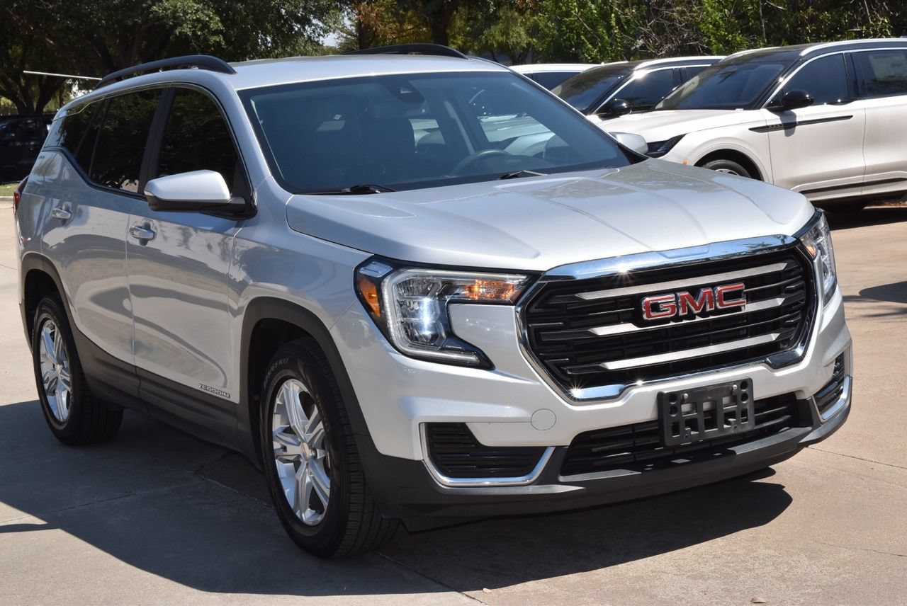 Used 2022 GMC Terrain SLE w/ Driver Convenience Package FWD image 4