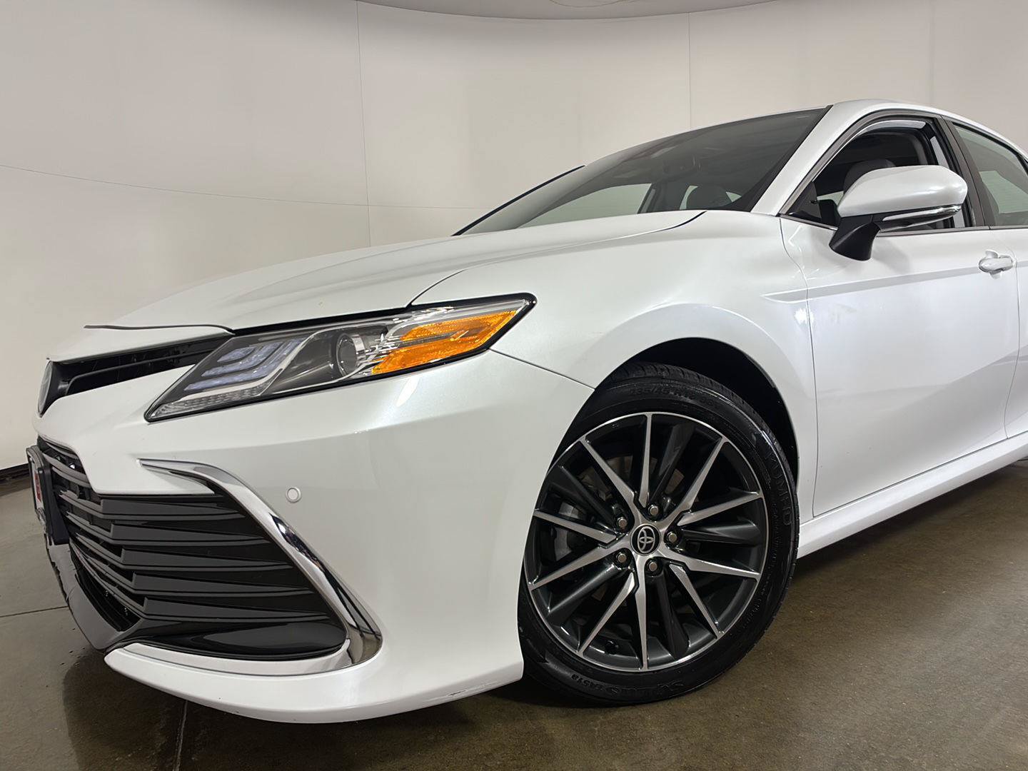 Used 2022 Toyota Camry XLE w/ Navigation Upgrade Package FWD image 5