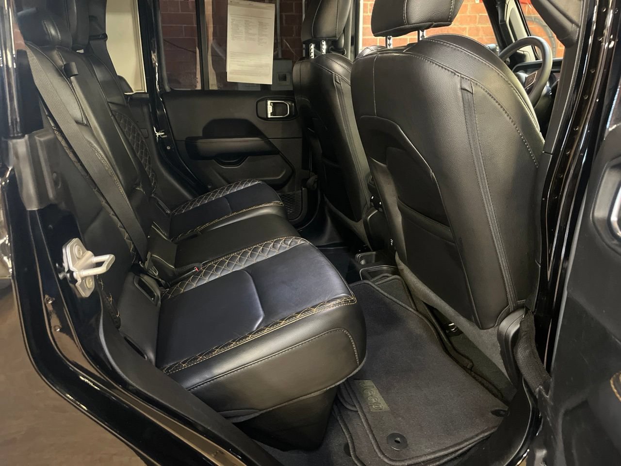 Used 2023 Jeep Gladiator Overland AWD/4WD image 18