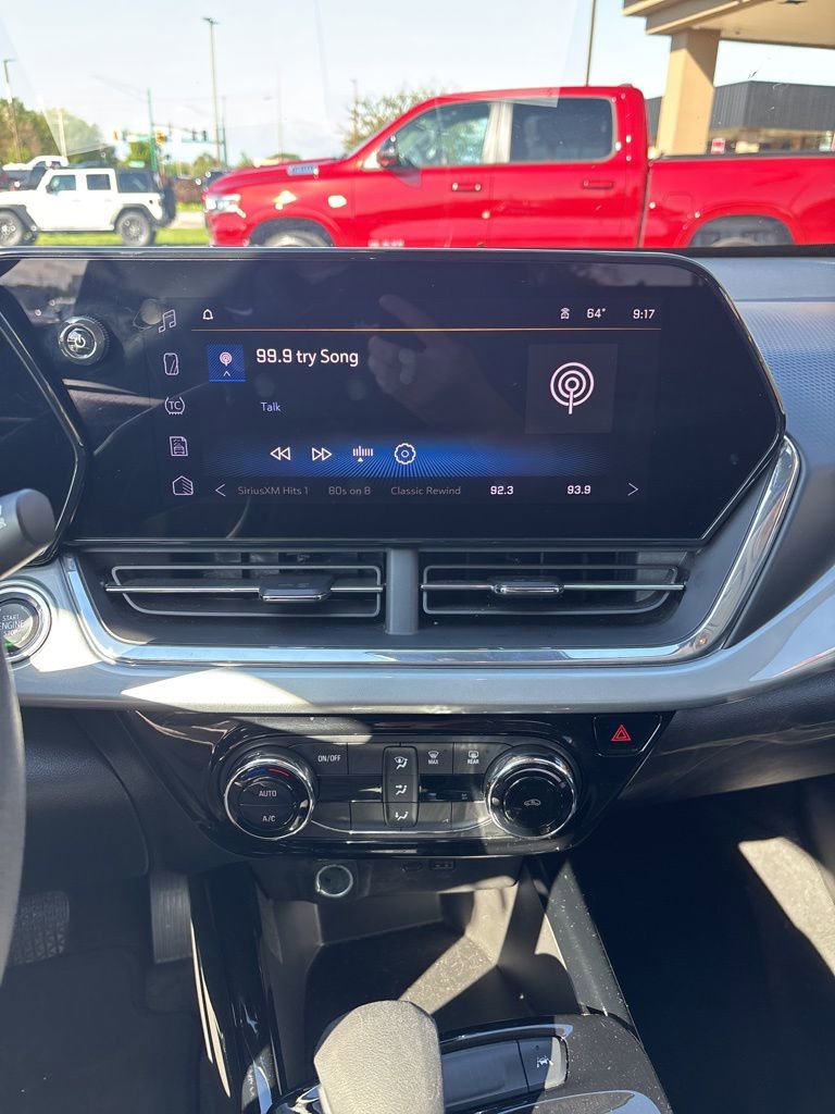 Certified 2025 Chevrolet Trax LT FWD image 11
