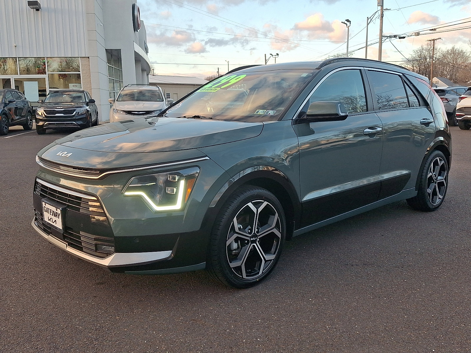 Certified 2023 Kia Niro SX Touring image 3