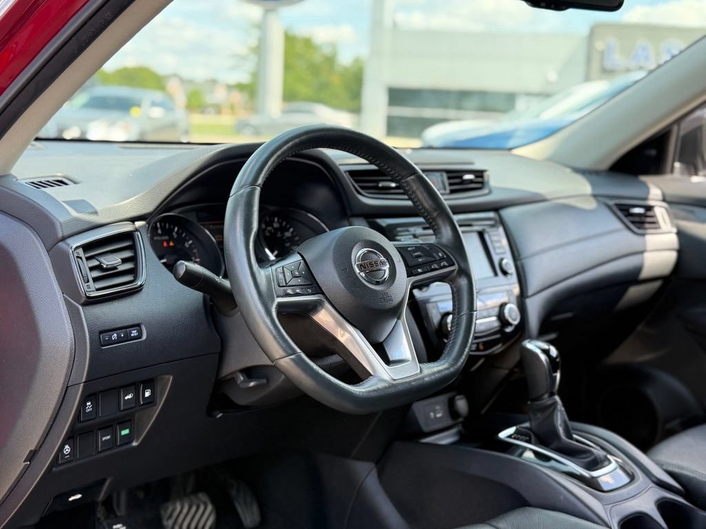 Used 2018 Nissan Rogue SV w/ Premium Package FWD image 11