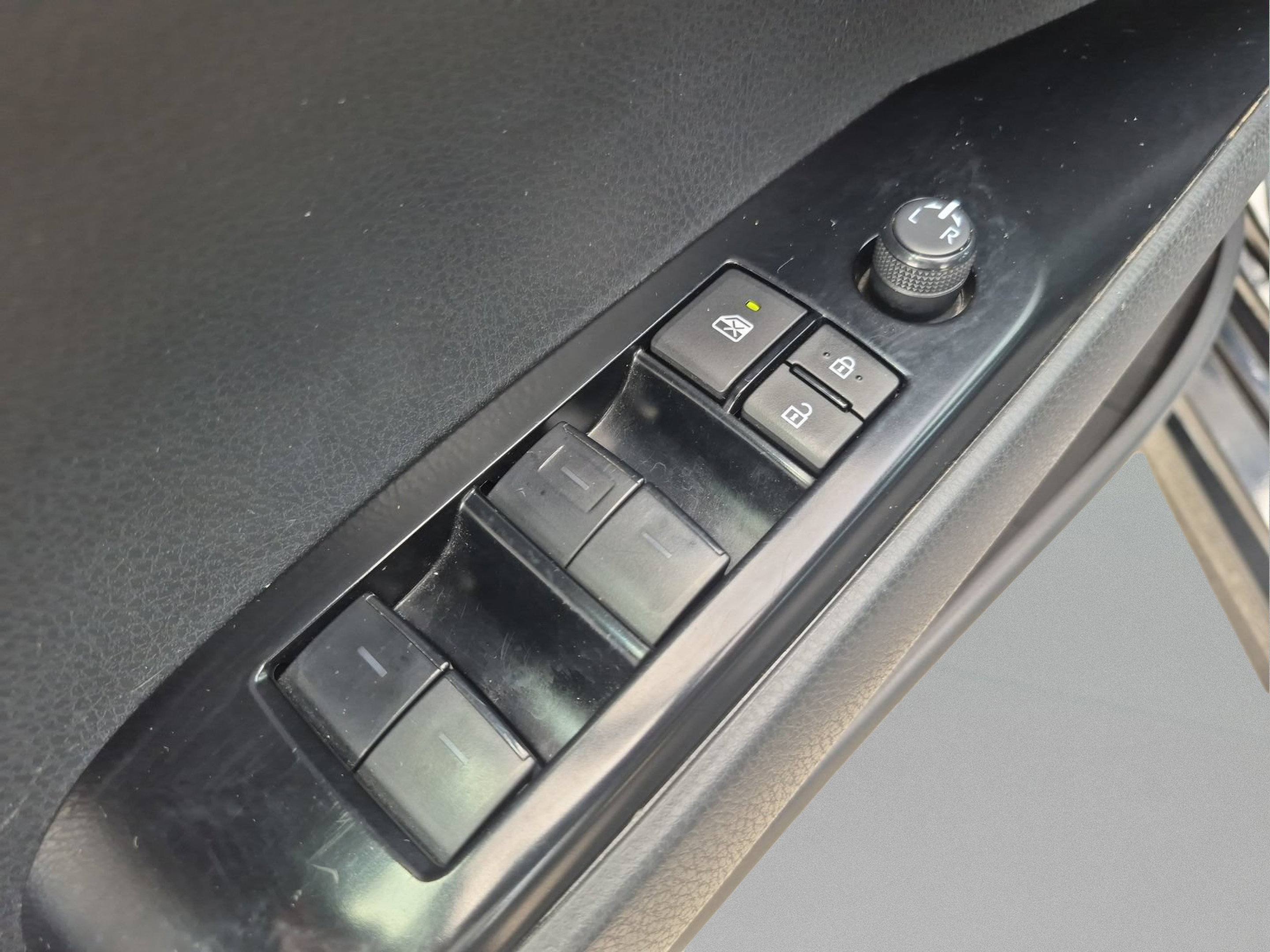 Used 2025 Toyota Camry SE FWD image 16