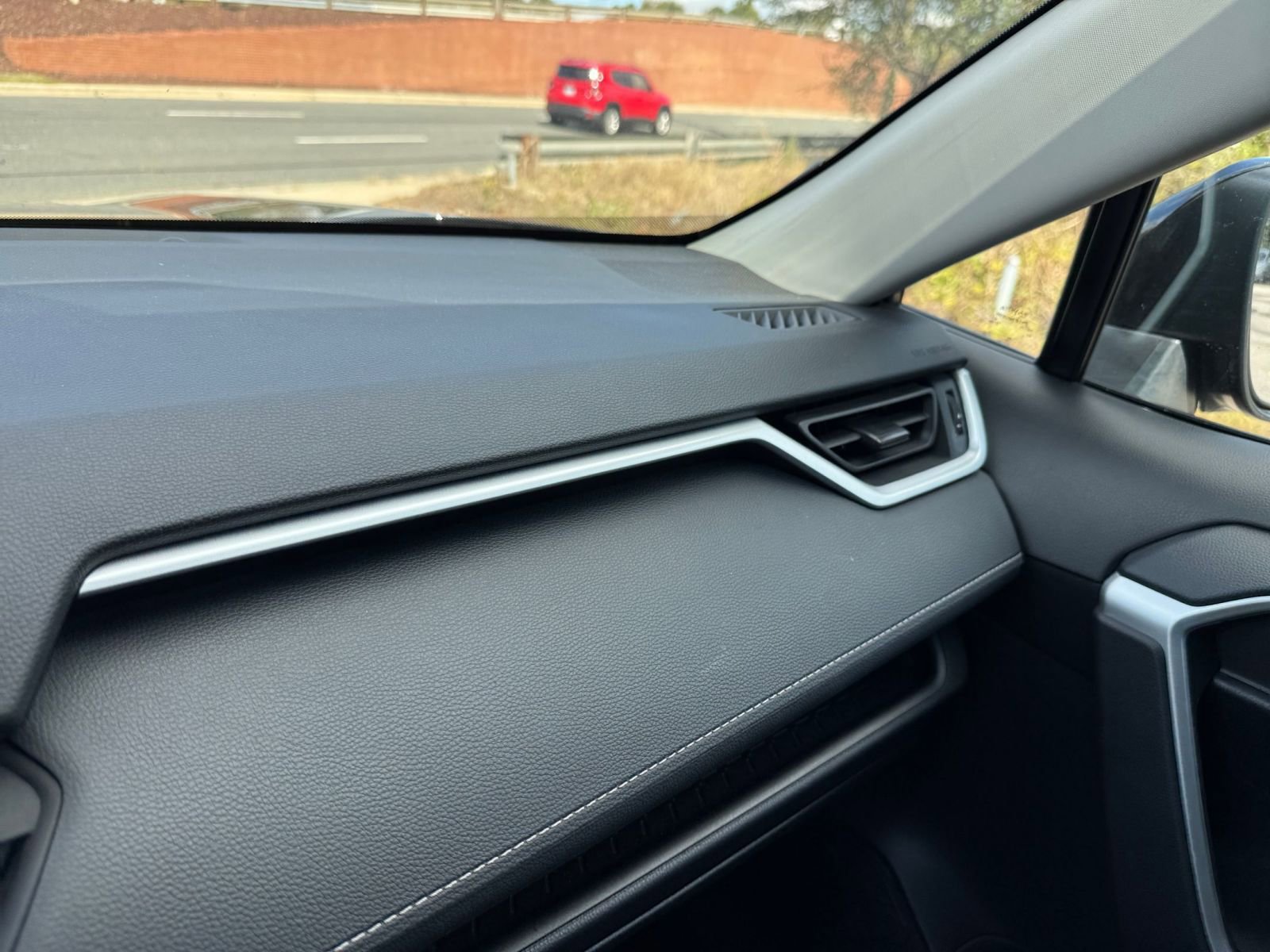 Used 2025 Toyota RAV4 XLE image 30