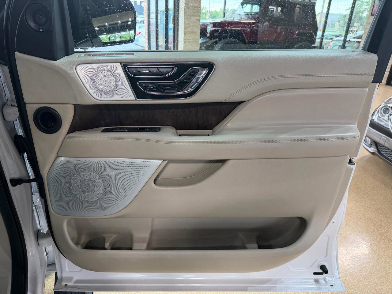 Used 2018 Lincoln Navigator Reserve w/ Technology Package AWD/4WD image 14